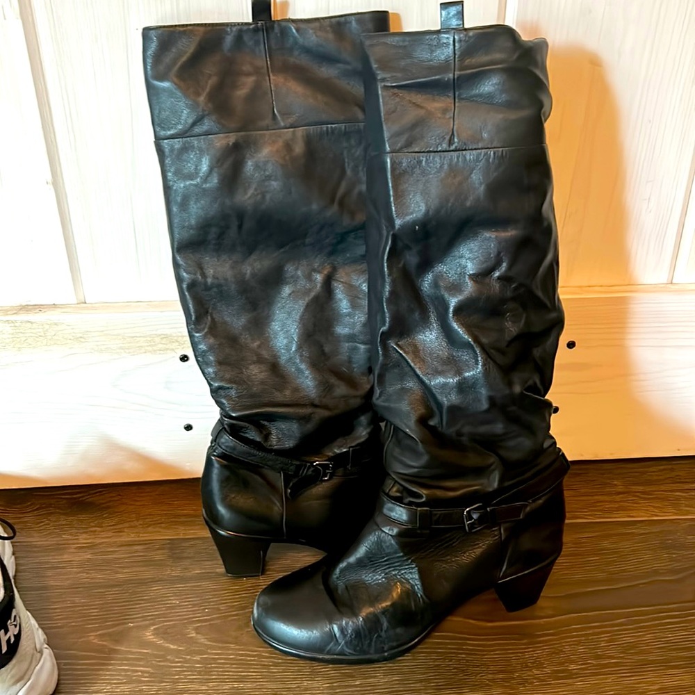 Women's Size 8 tall black boots Umberto Raffini